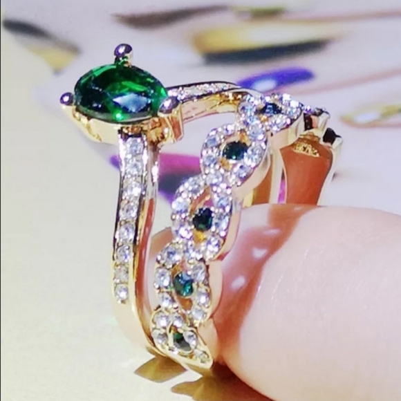 🎀18k Emerald Green Ring - Picture 6 of 7